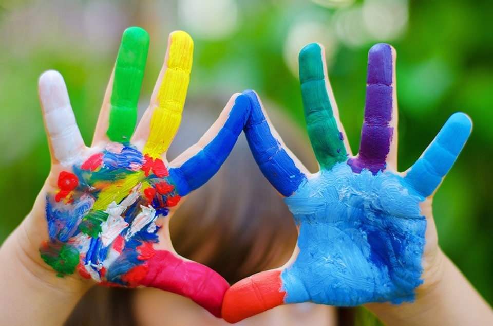 kid-hands-paint-960-min